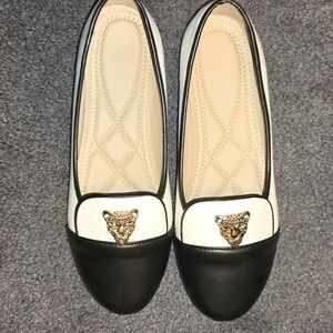 Elegant Black and Cream Flats with Gold Accent